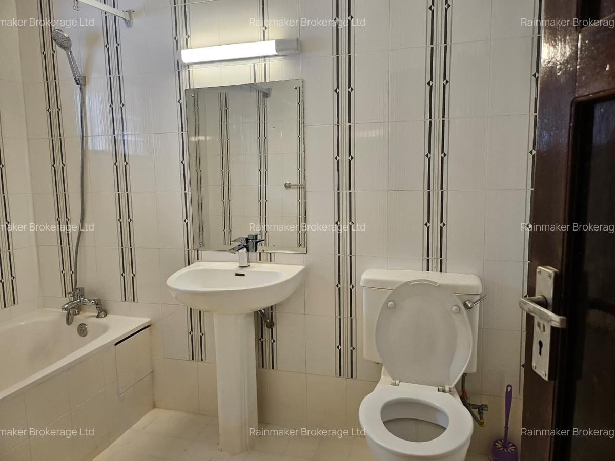 5 Bed House with En Suite in Runda - 12