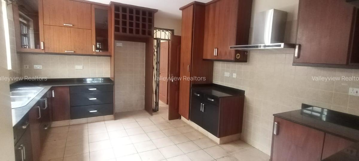 4 Bed Townhouse with En Suite at Lavington - 19
