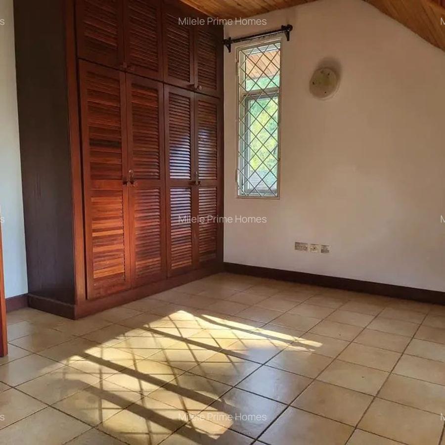5 Bed Townhouse with En Suite at Rosslyn Lone Tree - 13