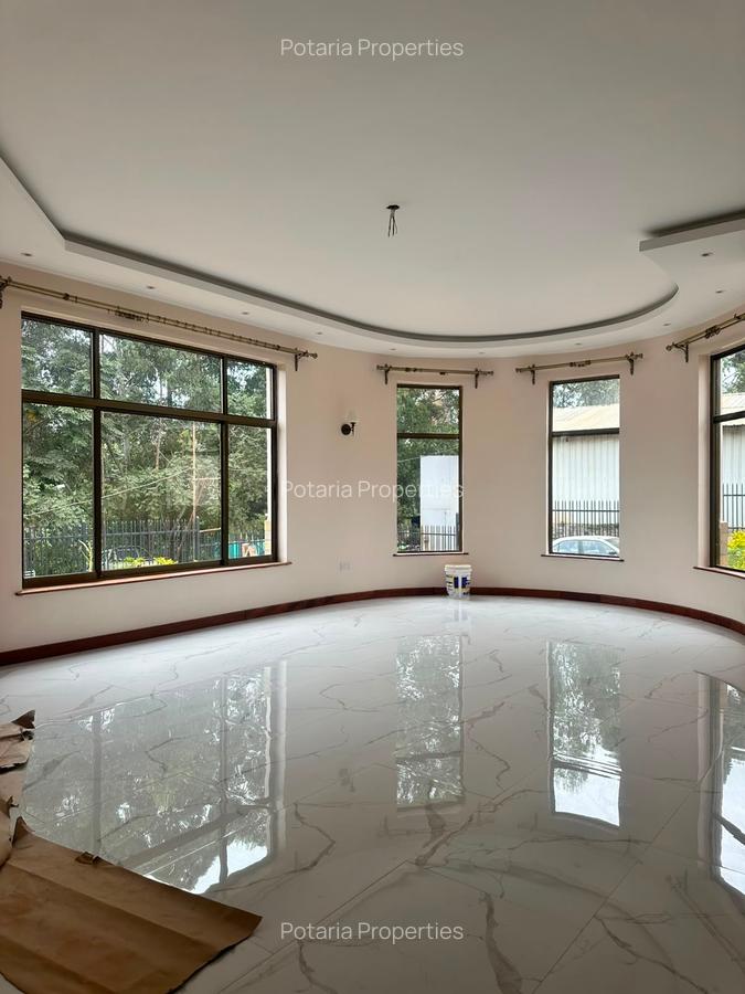 4 Bed House with En Suite in Rosslyn - 2