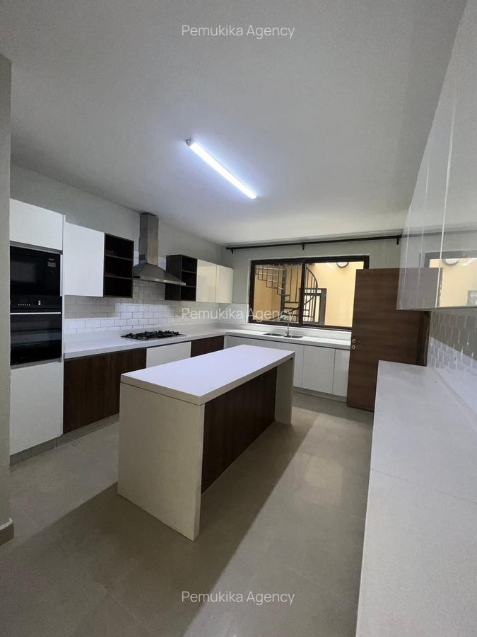 5 Bed Townhouse with En Suite in Lavington - 4
