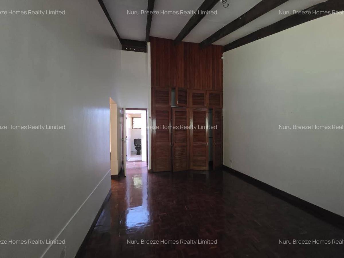 4 Bed House with En Suite in Lake View - 17