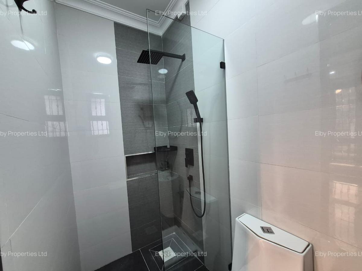 5 Bed House with En Suite in Runda - 16