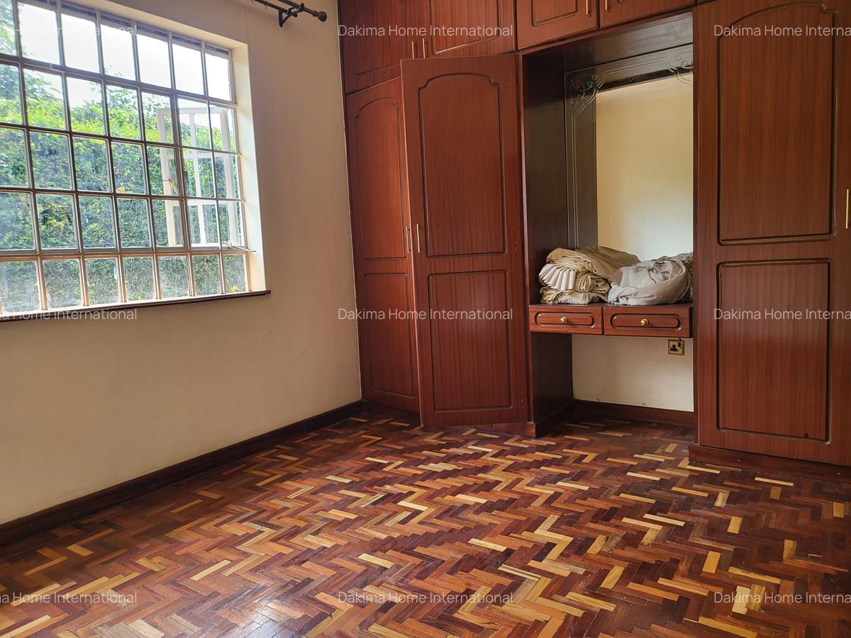 5 Bed House with En Suite in Runda - 10
