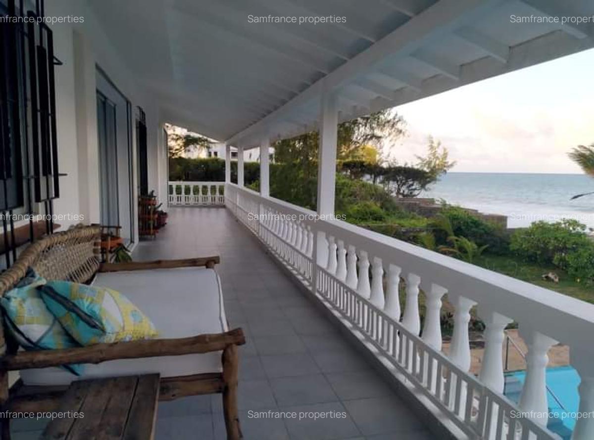 4 Bed Villa with En Suite at Bofa - 1