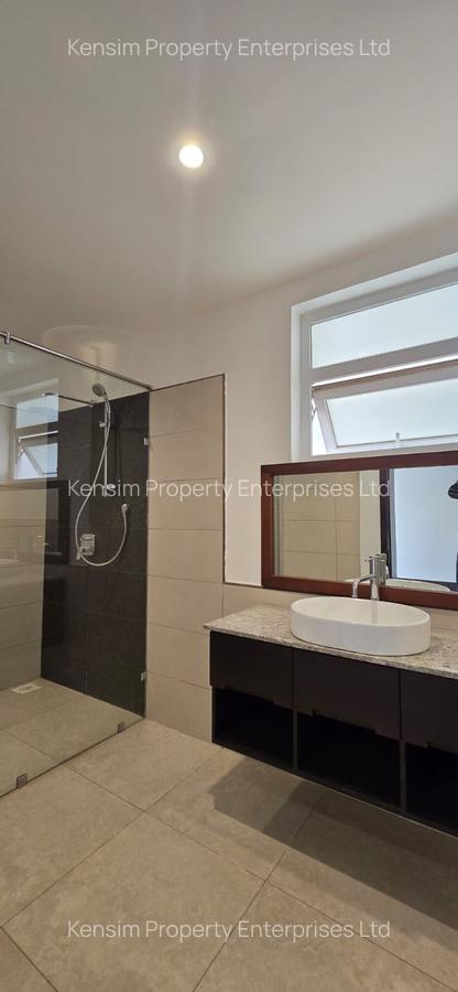 5 Bed House with En Suite in Runda - 7