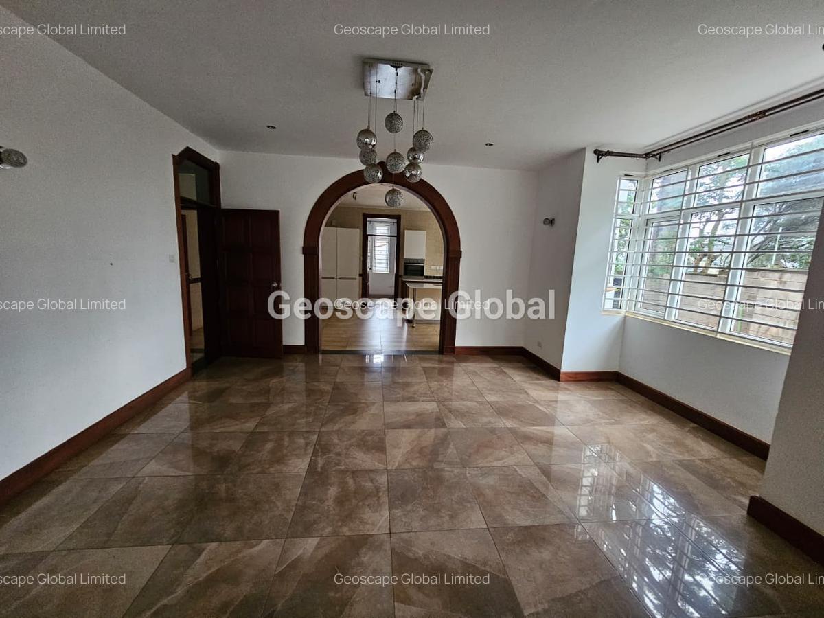 5 Bed House with En Suite in Rosslyn - 12