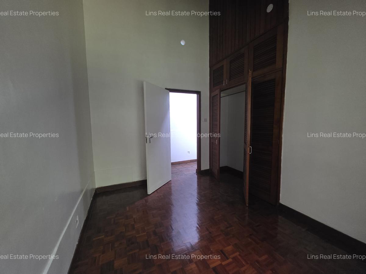 4 Bed House with En Suite in Lake View - 15