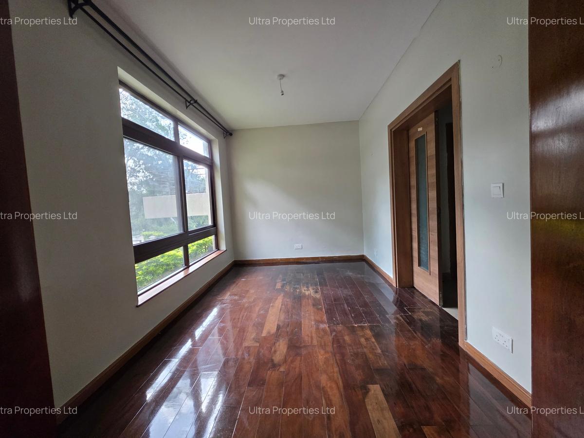 5 Bed Townhouse with En Suite in Lavington - 4