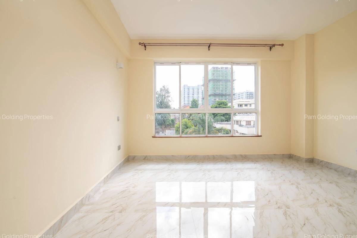 4 Bed Apartment with En Suite at 4Th Parklands - 17
