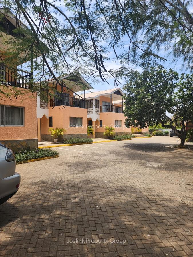 Serviced 10 Bed Apartment with En Suite at Greenwood Drive - 3