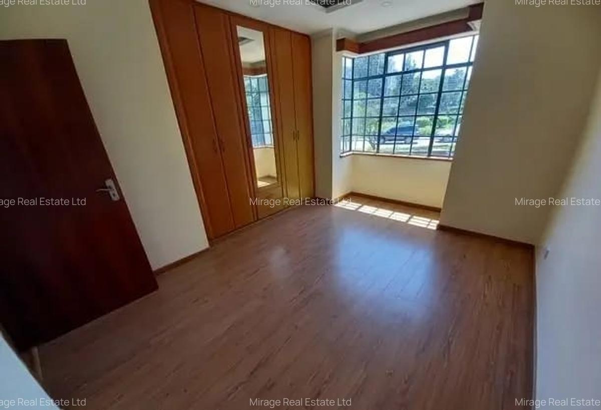 3 Bed Apartment with Swimming Pool in Riverside - 9