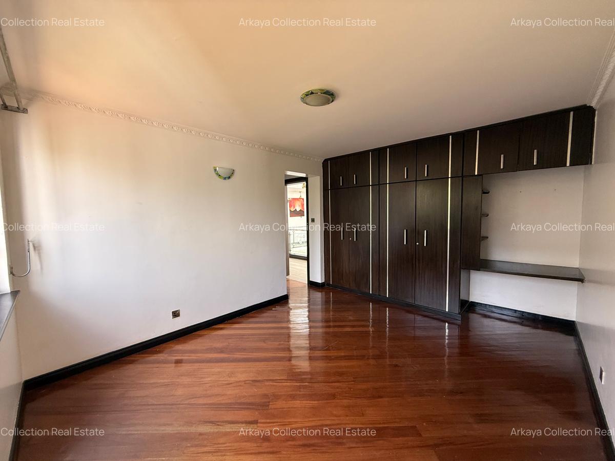 5 Bed House with En Suite in Runda - 12