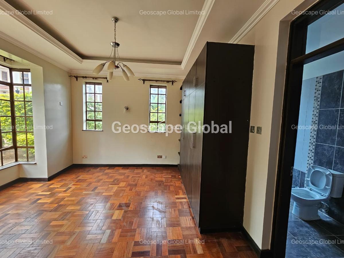 4 Bed House with En Suite in Rosslyn - 4