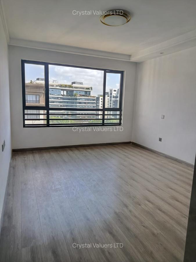 3 Bed Apartment with En Suite in Riverside - 10
