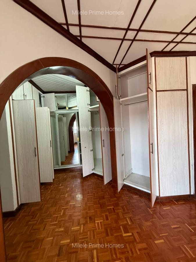 4 Bed Villa with En Suite at Lavington - 11