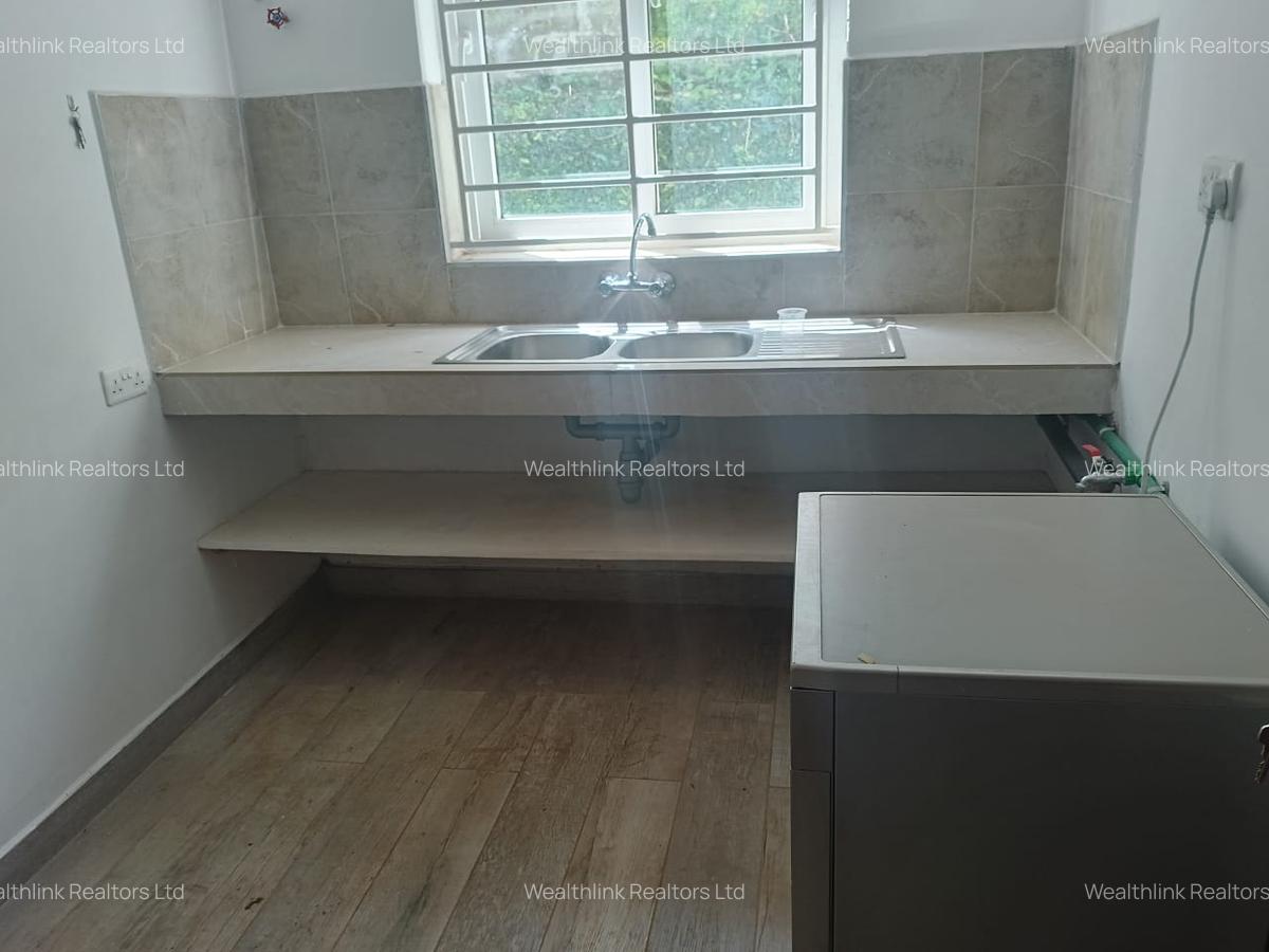 5 Bed Townhouse with En Suite at Lonetree - 8