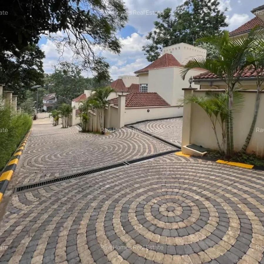 5 Bed Townhouse with En Suite in Kyuna - 1