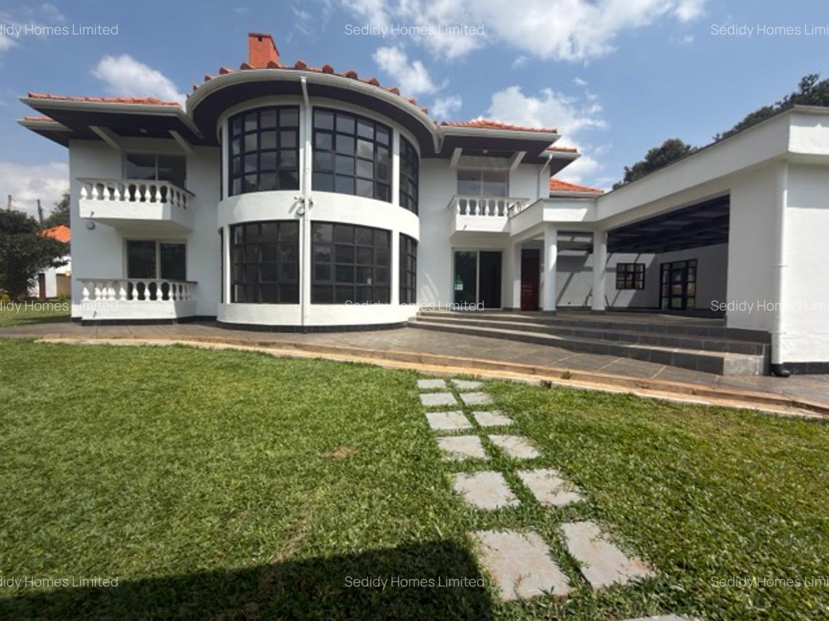 5 Bed House with En Suite in Ridgeways - 1