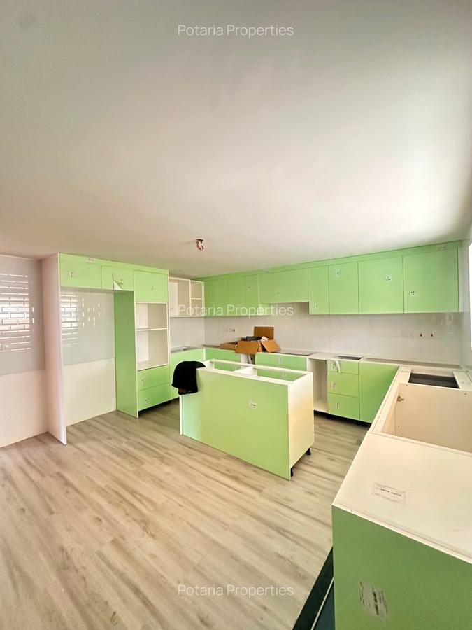 4 Bed House with En Suite in Rosslyn - 5