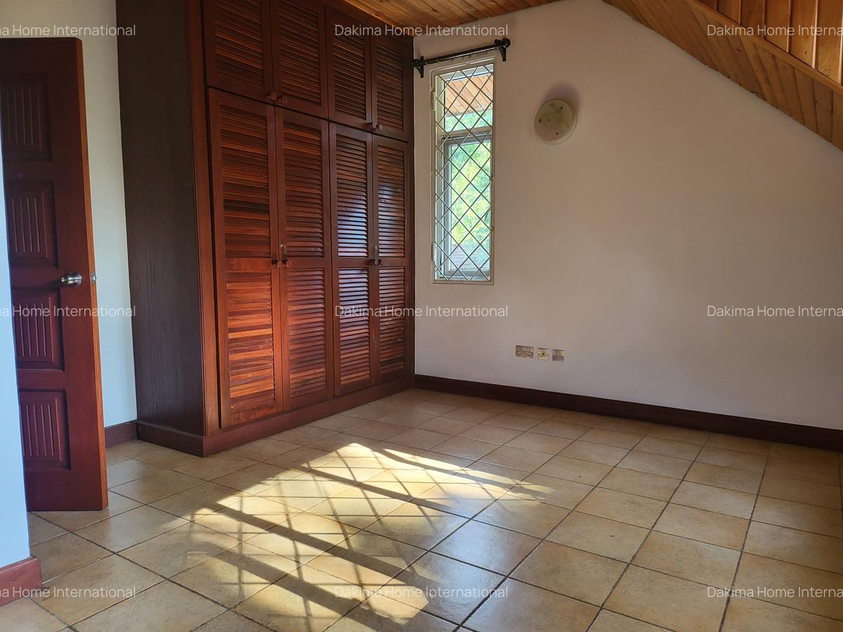 5 Bed Townhouse with En Suite in Rosslyn - 17