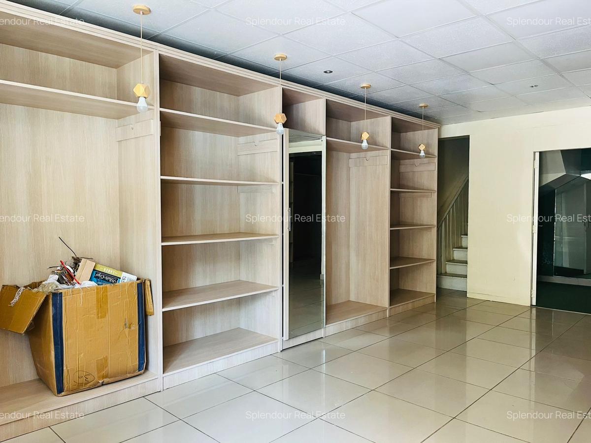1,000 ft² Commercial Property with Service Charge Included in Parklands - 8