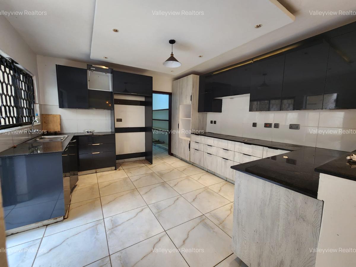 5 Bed Townhouse with En Suite at Lavington - 18