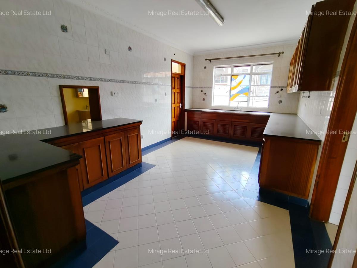 3 Bed Apartment with Parking in Riverside - 17