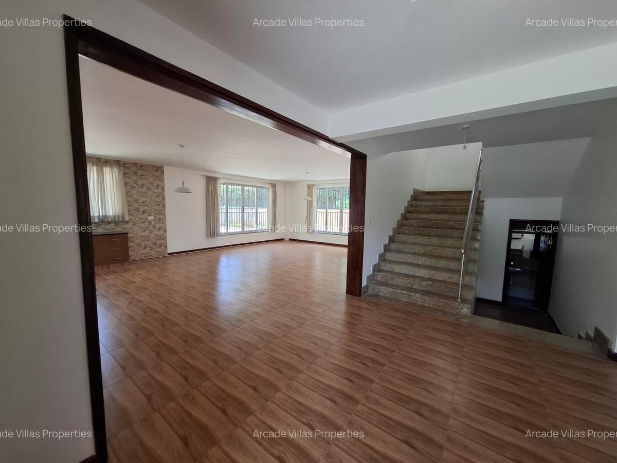 5 Bed House with En Suite in Lavington - 6