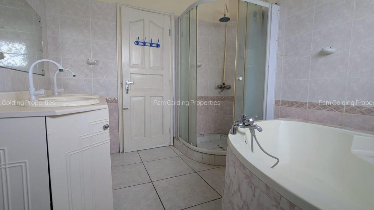 4 Bed House with Swimming Pool at Links Road - 2