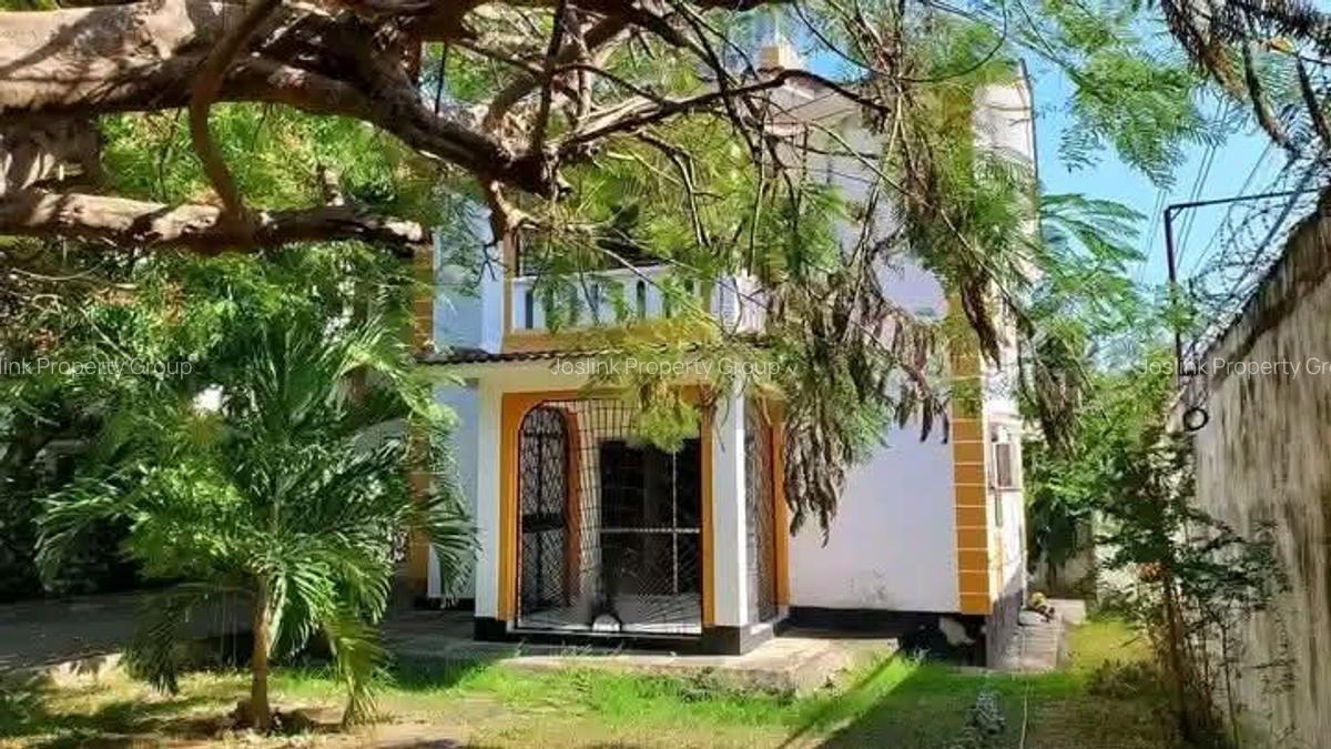 3 Bed Townhouse with En Suite at Greenwood Drive - 2