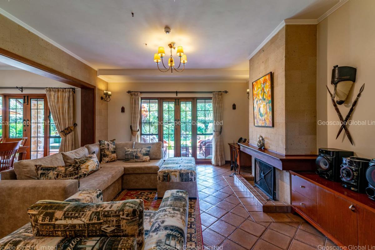 4 Bed House with En Suite in Ridgeways - 2