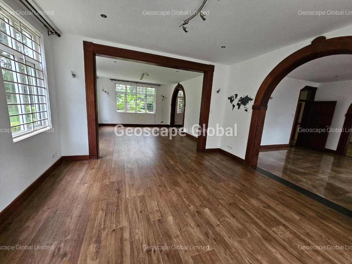 5 Bed House with En Suite in Rosslyn - 11