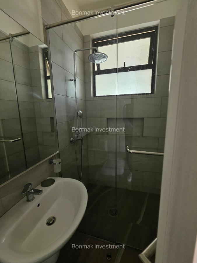 4 Bed Apartment with En Suite at Riverside Drive - 17