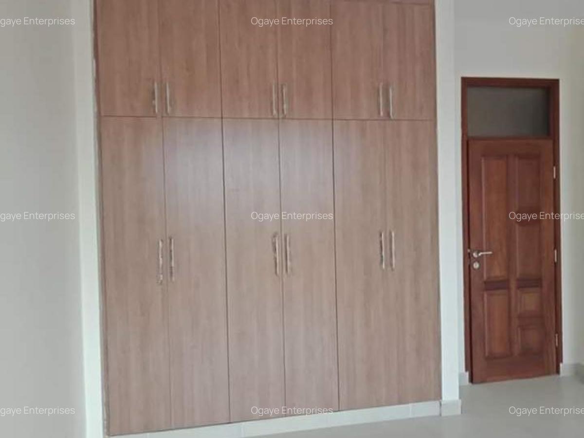 3 Bed Apartment with En Suite at 801181 - 8