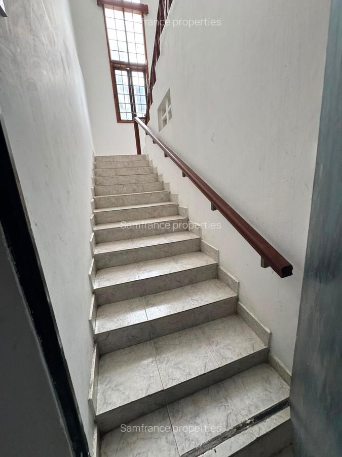 5 Bed House with En Suite at Bombolulu - 8