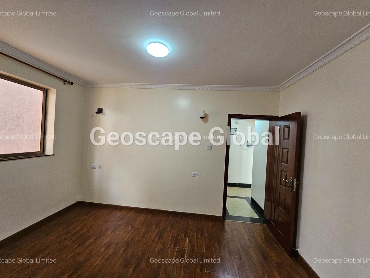 5 Bed House with En Suite in Lavington - 9
