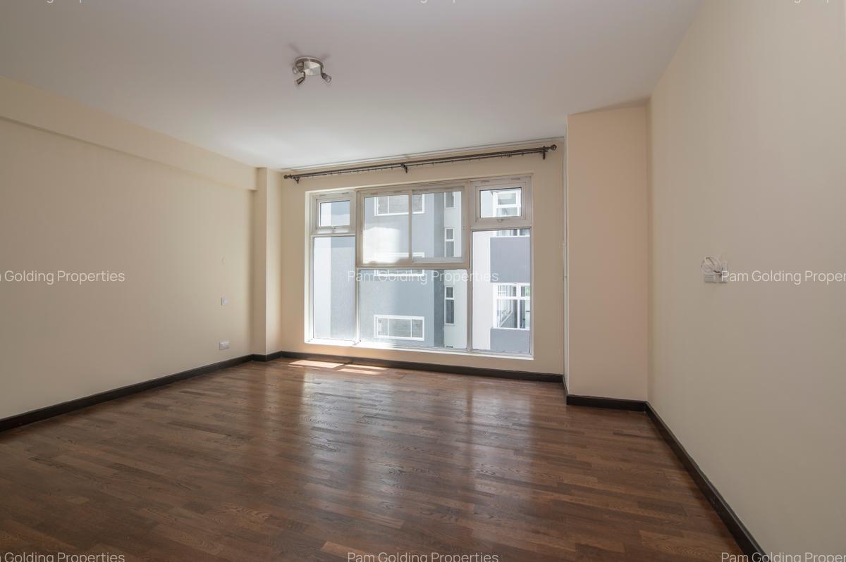 3 Bed Apartment with En Suite in Riverside - 14