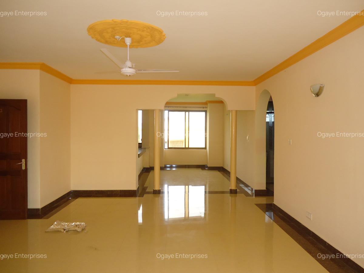 3 Bed Apartment with En Suite at Off Linksroad - 2