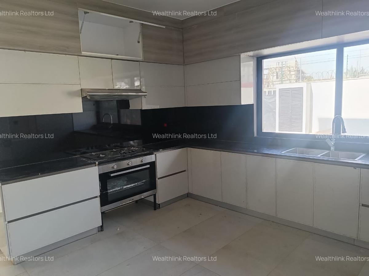 4 Bed Townhouse with En Suite at Paradise Lost - 16
