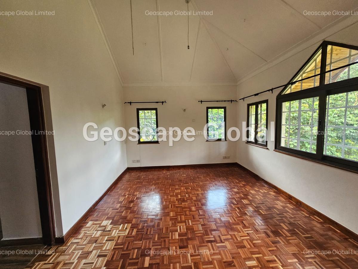 5 Bed House with En Suite in Rosslyn - 3