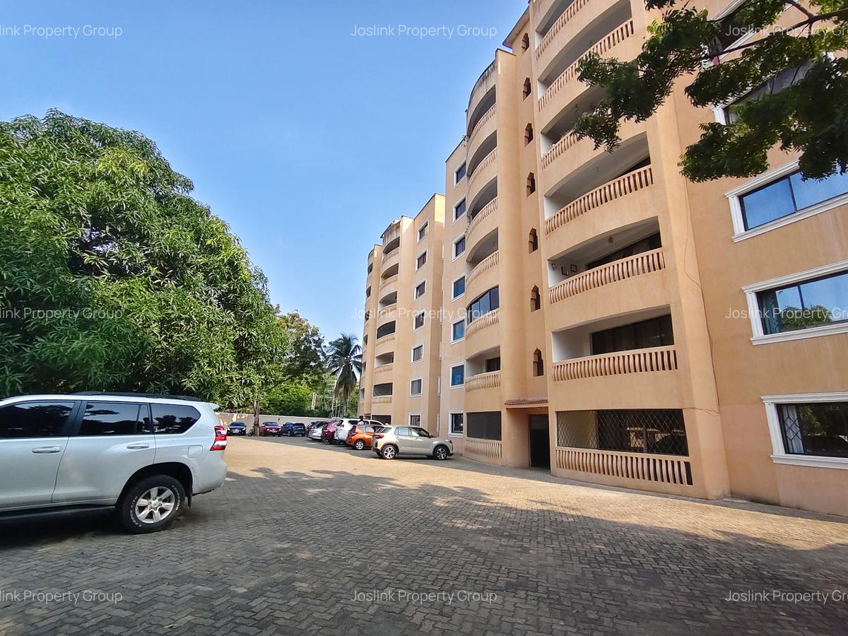 3 Bed Apartment with En Suite at Greenwood Drive - 1