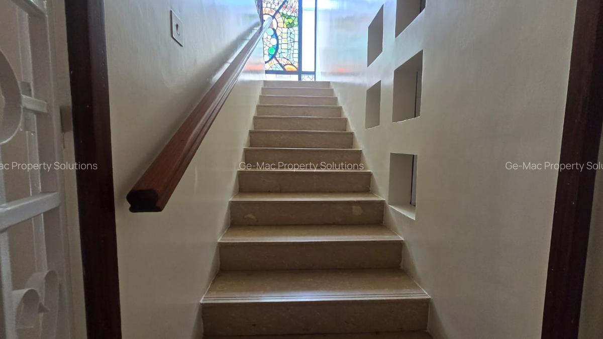 5 Bed House with En Suite in Lavington - 11