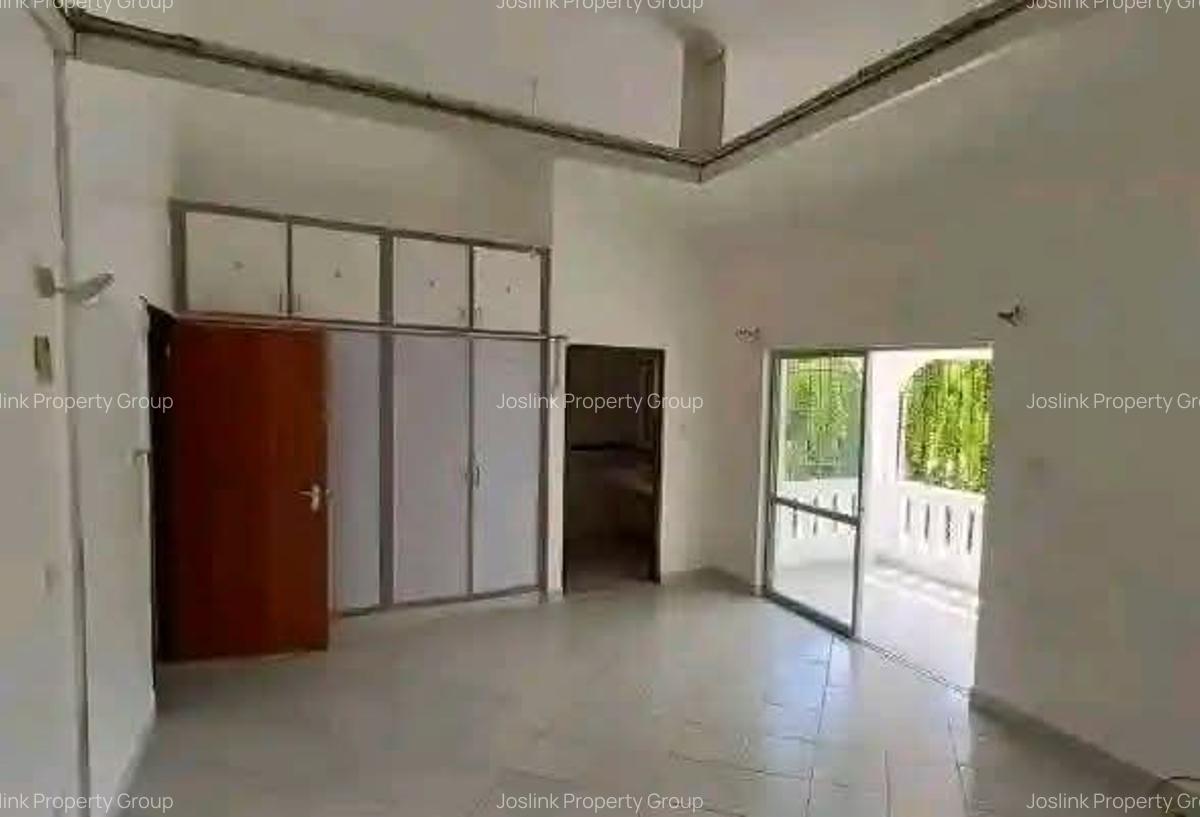 3 Bed Townhouse with En Suite at Greenwood Drive - 9