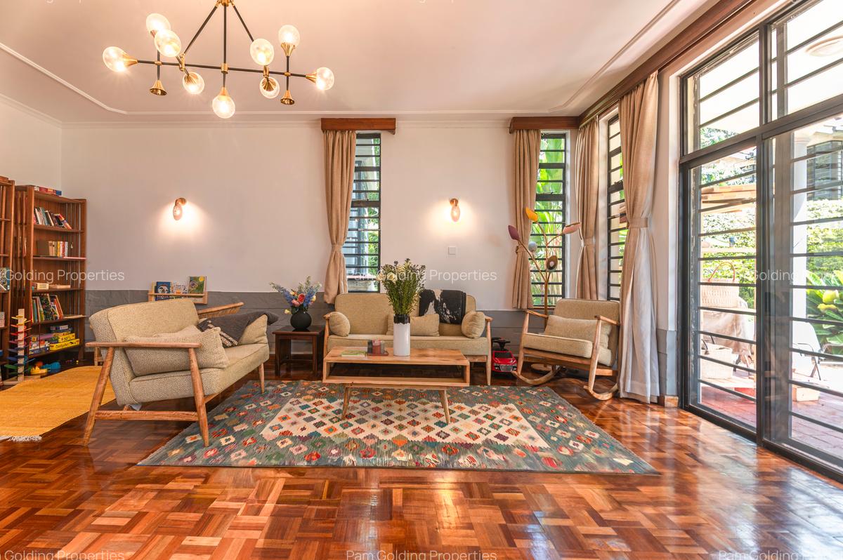 5 Bed House with Swimming Pool in Nyari - 7