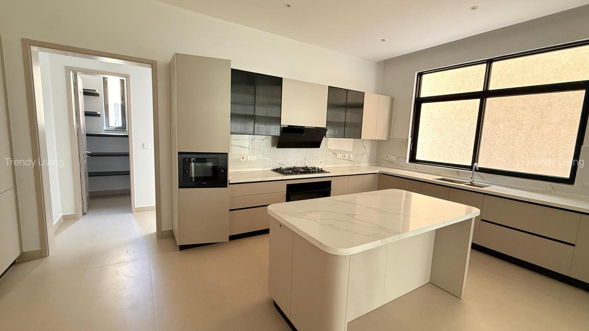 6 Bed Townhouse with En Suite in Lavington - 1