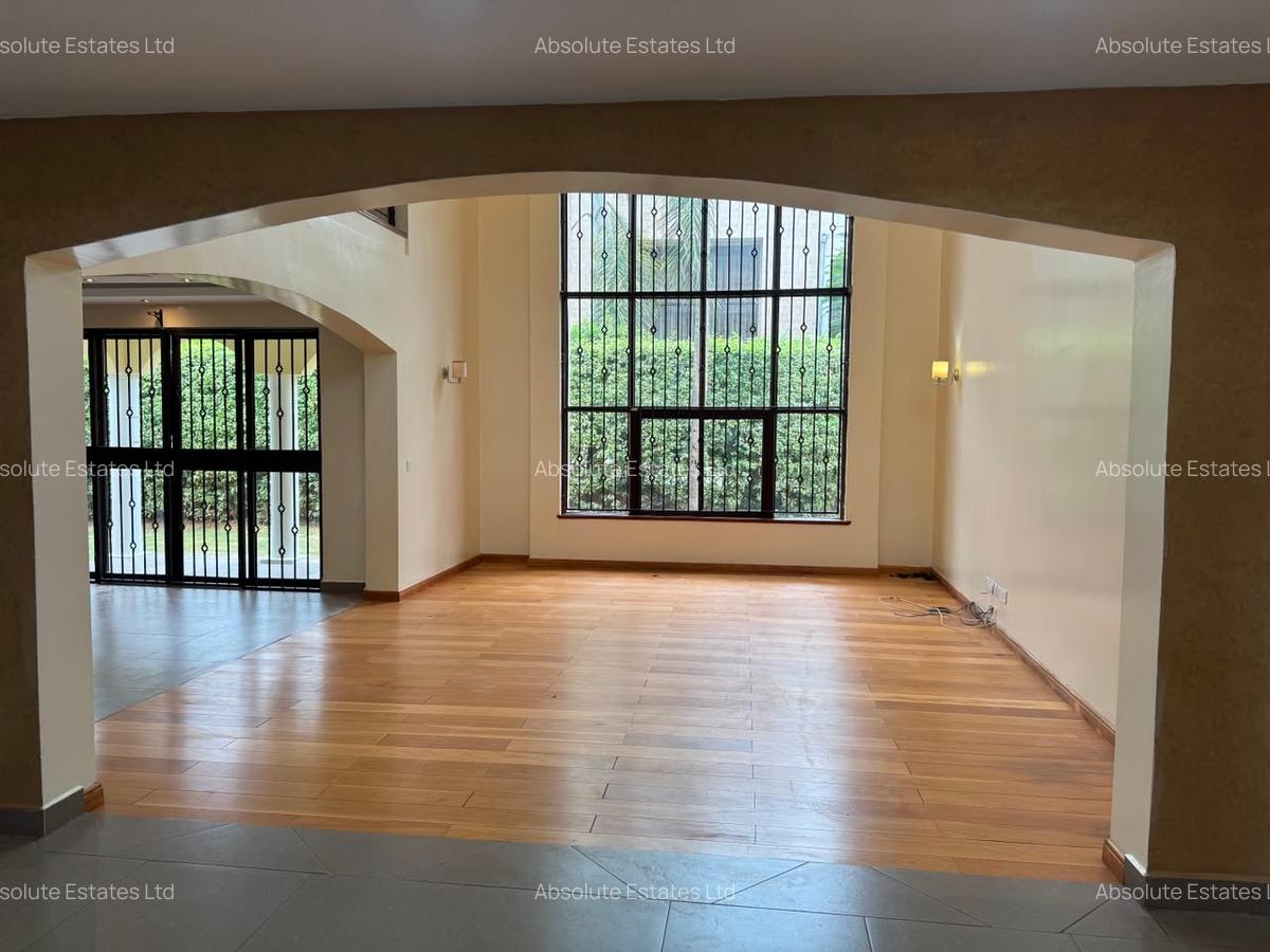 5 Bed Townhouse with Garden in Lavington - 3