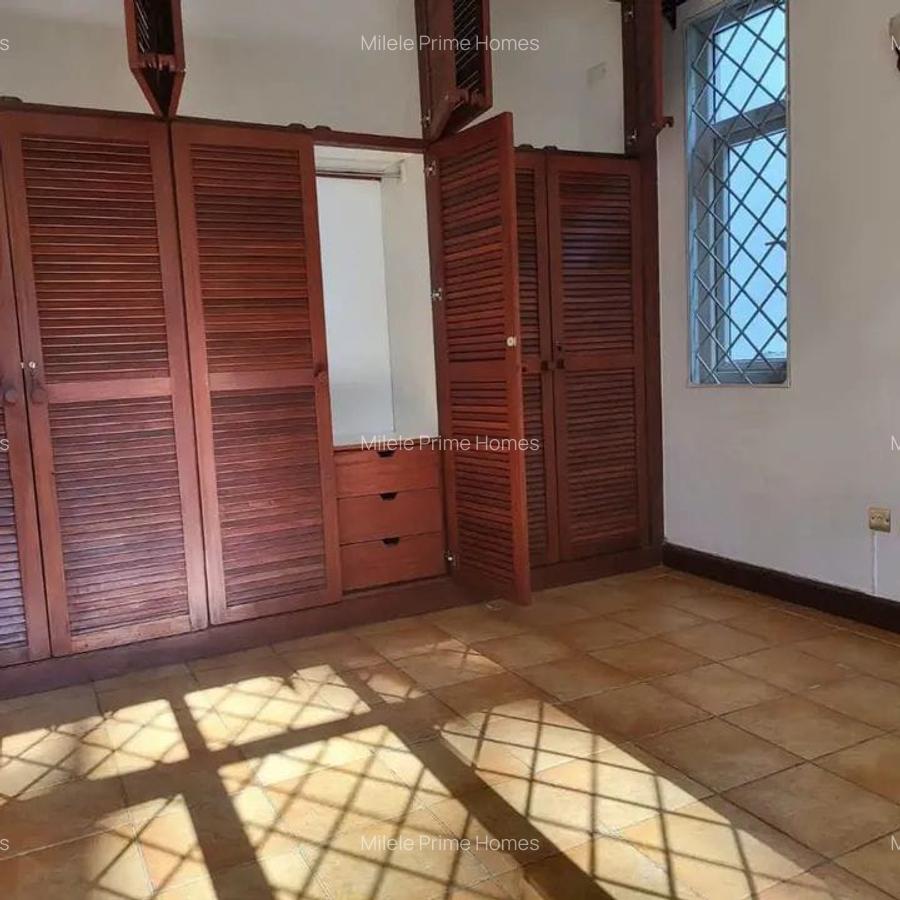 5 Bed Townhouse with En Suite at Rosslyn Lone Tree - 12