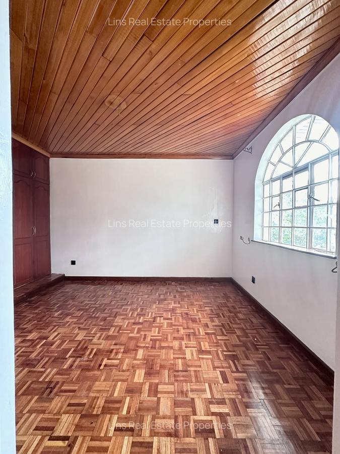 5 Bed Townhouse with En Suite in Lavington - 3