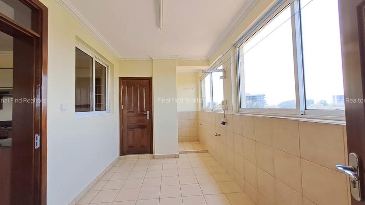 3 Bed Apartment with En Suite in Brookside - 10